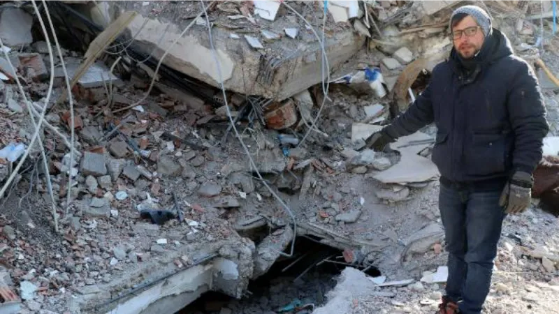 Enkaz başında depremde ölen annesi ile kardeşinin hatıralarını bekliyor