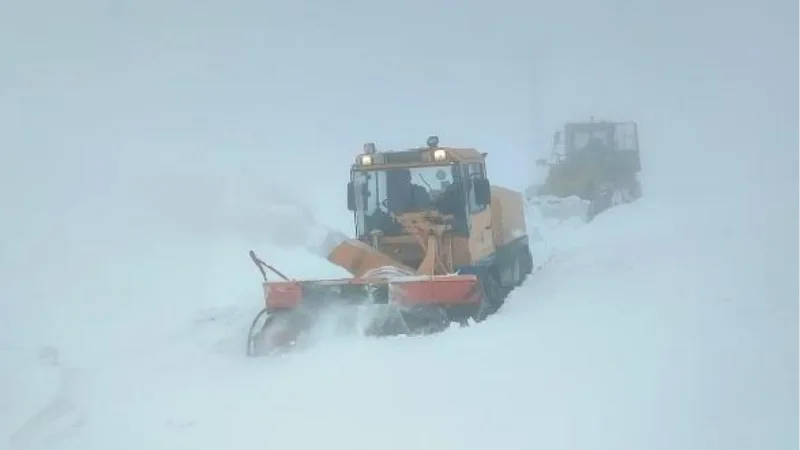 Van'da askeri üs bölgesinin kardan kapanan yolu açıldı