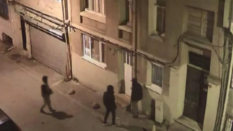 Beyoğlu'nda ikinci kattaki daireye tırmanarak giren hırsızlar kamerada