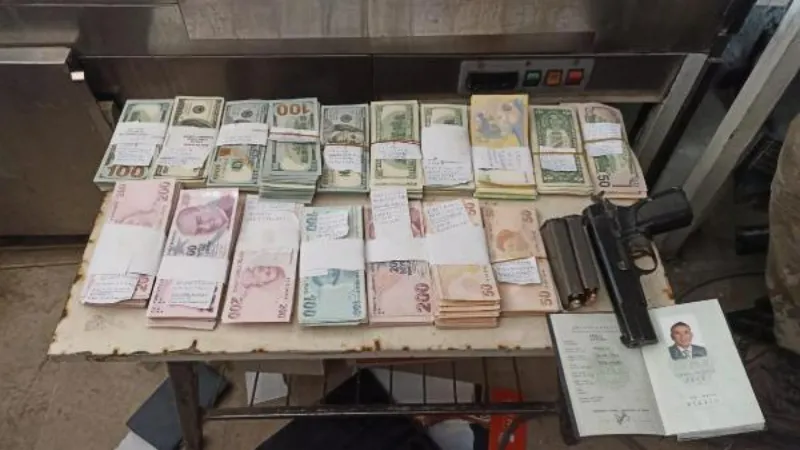 Polis, enkazda bulduğu yüklü miktarda parayı sahibine teslim etti