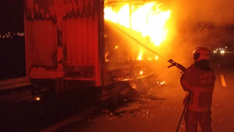 TIR'da yangın çıktı; 20 ton kağıt yandı