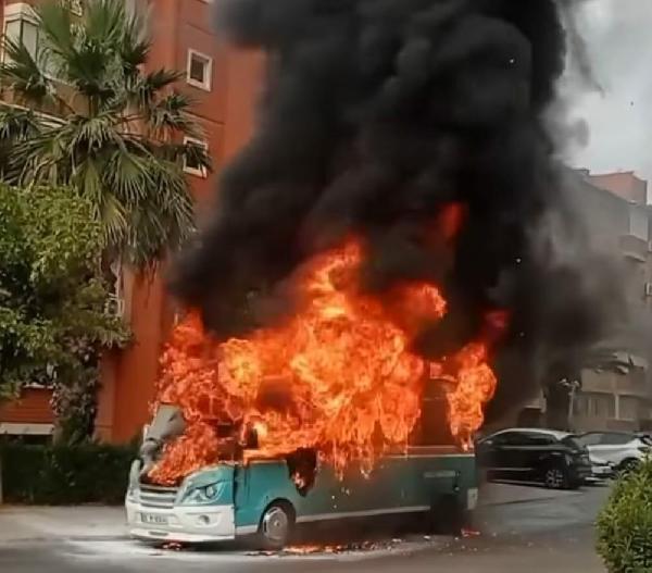 Seyir halindeki yolcu minibüsü, alev alev aldı