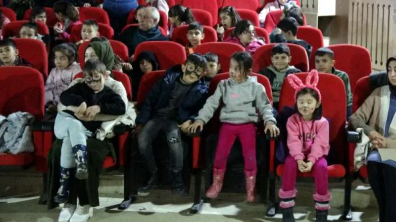 Van'da depremzede çocuklar için sinema etkinliği