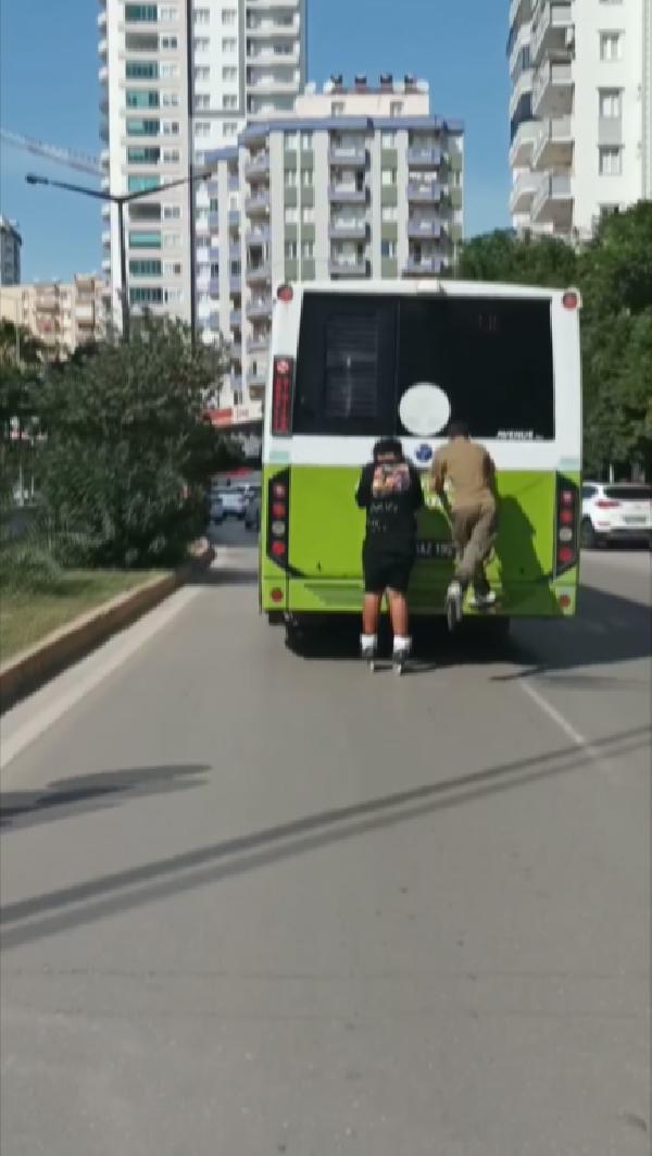 Otobüse tutunan patenli çocukların tehlikeli yolculuğu kamerada