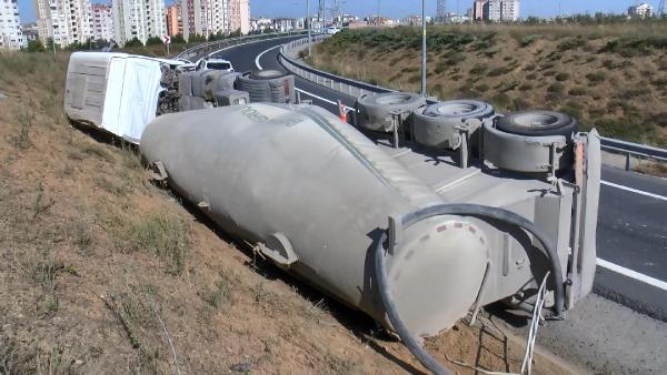 Başakşehir'de devrilen beton mikserinin şoförü ağır yaralandı