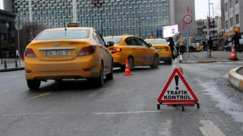 Taksim'de taksi denetimi, çalışma izni iptal edilen taksi otoparka çekildi