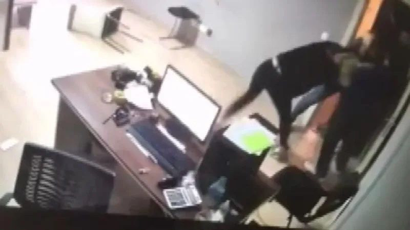Esenyurt'ta site yöneticisiyle kiracının kavgası kamerada