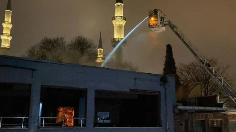 Fatih'te 3 katlı metruk binanın çatısı alev alev yandı