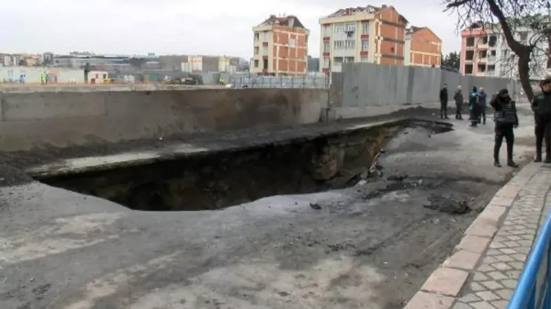 Zeytinburnu'nda doğalgaz patlaması sonucu yolda oluşan çukur havadan görüntülendi