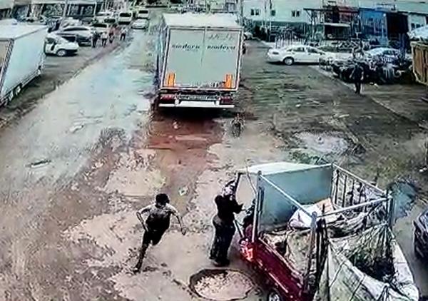 Köpekten kaçan çocuğa aracın çarptığı kaza kamerada