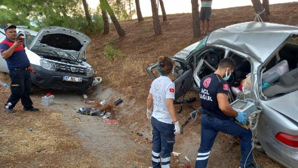 Park halindeki otomobile arkadan çarptı; 2 ölü, 4 yaralı