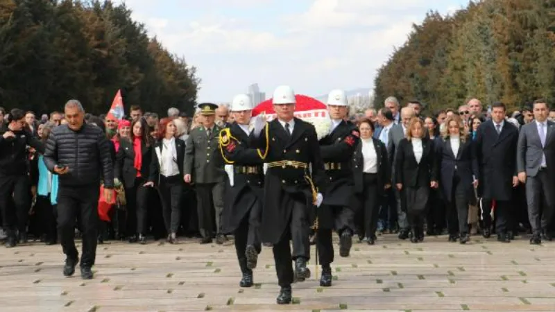 Akşener, kadınlarla Anıtkabir'i ziyaret etti