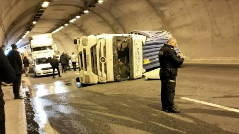 Niğde'de tünelde TIR devrildi