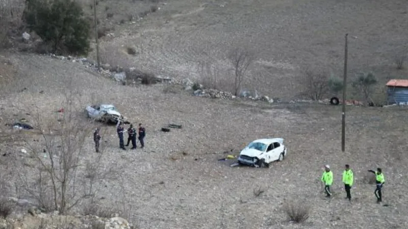 Isparta'da çarpışan iki otomobil dere yatağına uçtu: 2 ölü, 1 yaralı