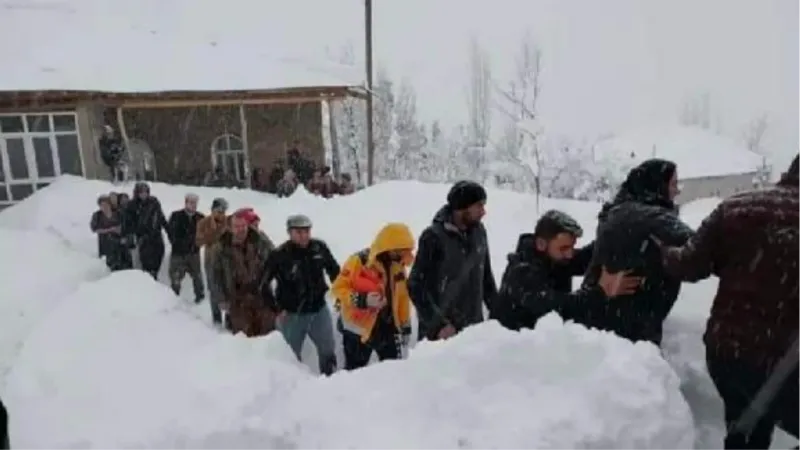 Kardan yolu kapalı köydeki şeker hastası kadın için seferber oldular