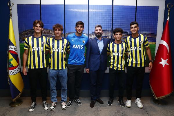 Fenerbahçe, 5 oyuncuyla profesyonel sözleşme imzaladı