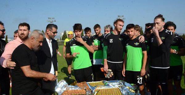 Akhisarspor'da bu kez de 'baklava ikramı kadro dışı bıraktı'  kaosu