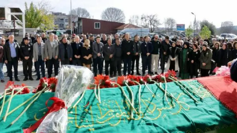 İndiği halk otobüsünün altında kalan Sema öğretmen için okulunda tören