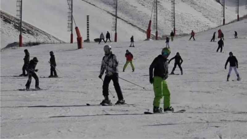 Palandöken'de tatilin ilk günü suni karla kayak keyfi