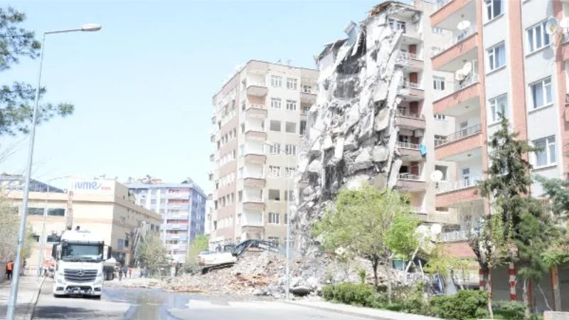 Diyarbakır’da bir kısmı çöken ağır hasarlı binanın kontrollü yıkımı başladı