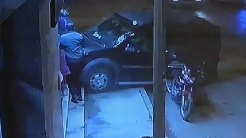 14 yaşındaki sürücü, otomobile ve pastaneye çarptı; o anlar kamerada