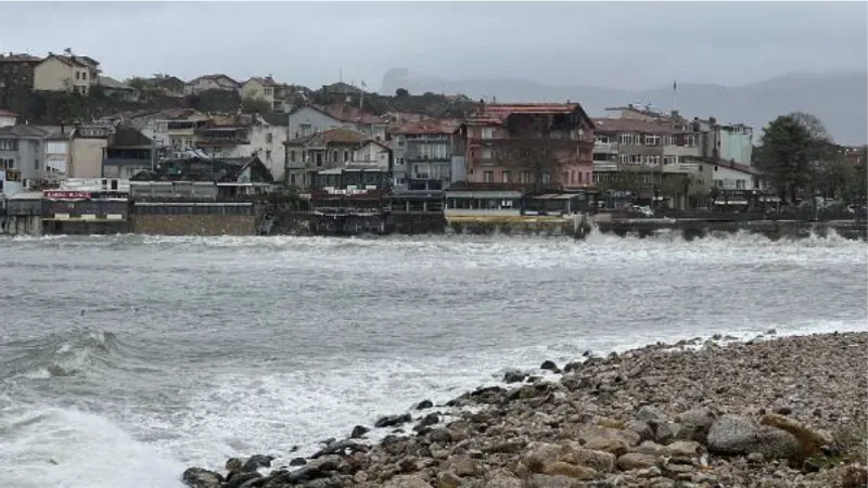 Bartın'da şiddetli rüzgar nedeniyle balıkçılar denize açılamadı