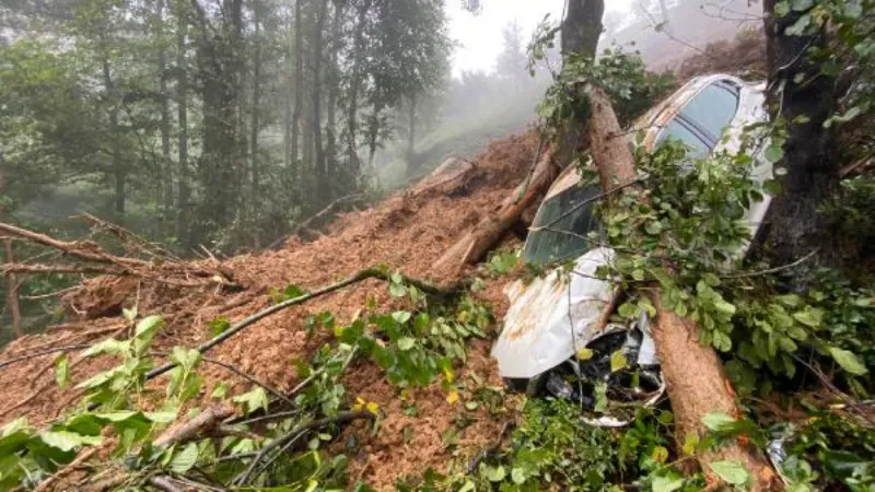 Rize'de heyelan; 31 köy yolu kapandı, 1 cip toprak altında kaldı