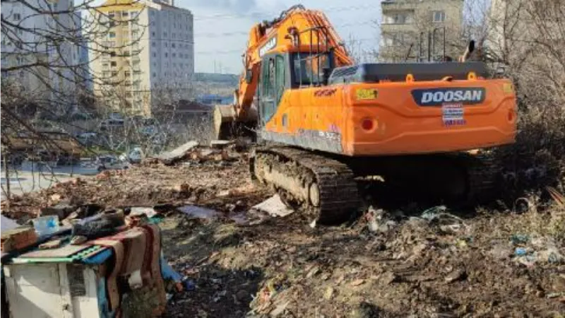 Başakşehir'deki son metruk bina da yıkıldı