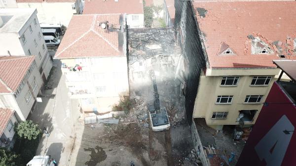 Kadıköy’de 3 kişinin hayatını kaybettiği binanın yıkımına başlandı