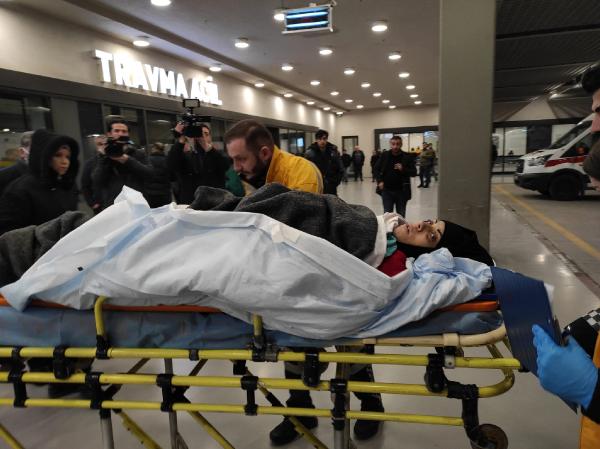  Adana'dan 5 depremzede Başakşehir Çam ve Sakura Şehir Hastanesine Getirildi 