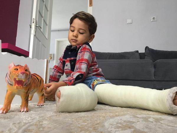Bacakları alçıdaki SMA'lı Sefa'nın gen tedavisi için kilo riski