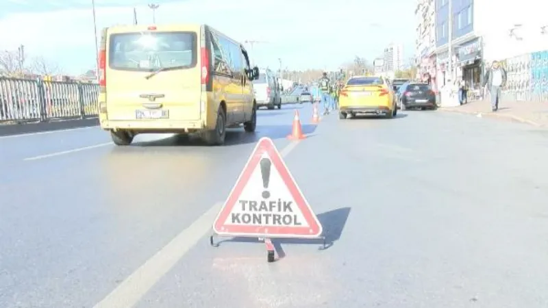 Kadıköy'de taksi denetiminde ceza yazan polise "yıldız takarlar belki" diyerek tepki gösterdi