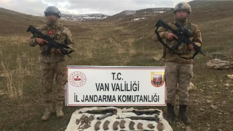 Başkale kırsalında PKK'ya ait silah ve mühimmat ele geçti