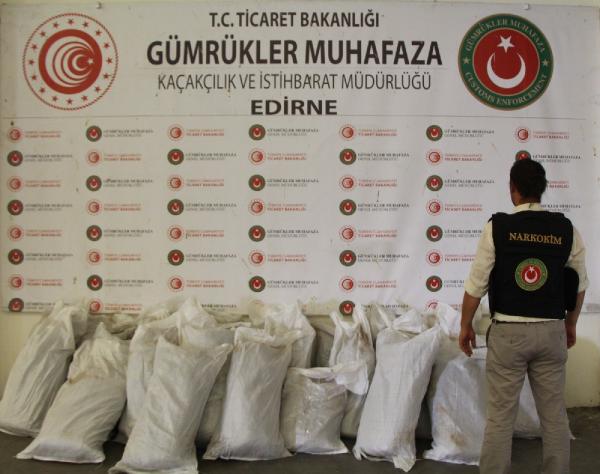 Bakan Muş: Gümrük Muhafaza ekiplerince 246 kilo kokain ile 226 kilo esrar ele geçirildi