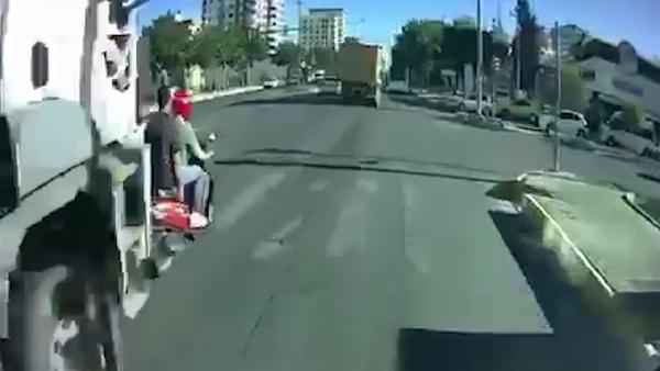 Hafriyat kamyonunun çarptığı motosikletteki 2 kişinin öldüğü kaza kamerada