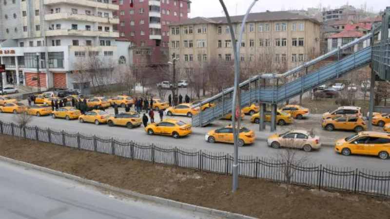 Yüksekova'da taksicilerden 'durak' eylemi