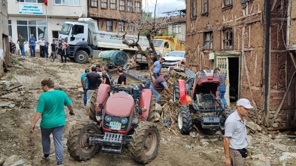 Bursa'da sağanak; işçilerin kaldığı 80 çadırı su bastı