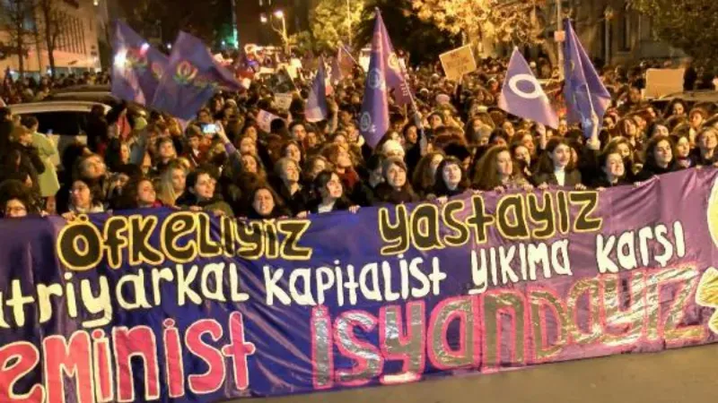 Taksim'e yürümek isteyen kadınlar gözaltına alındı