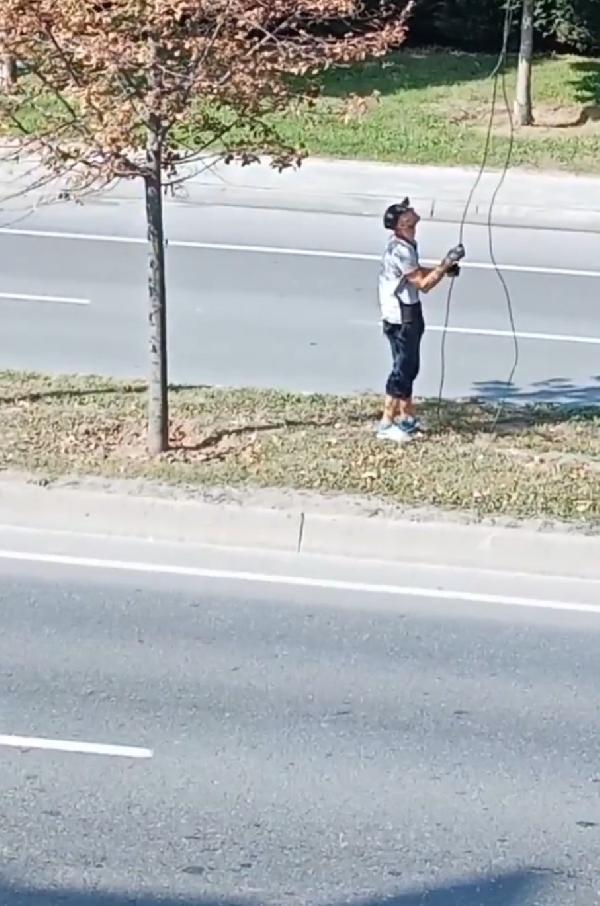 Sultangazi'de aydınlatma direğindeki kabloları çaldı 