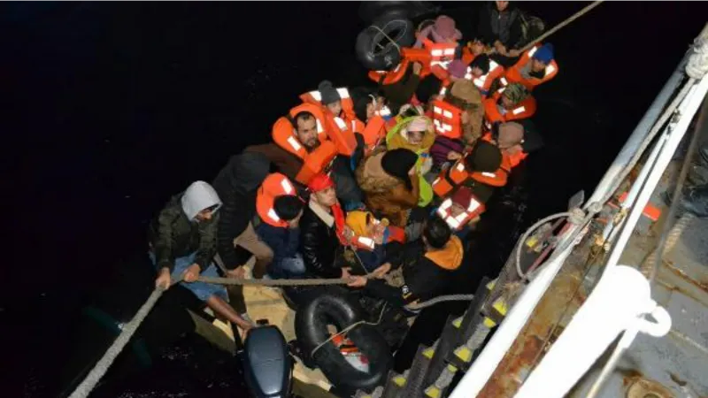 İzmir açıklarında Yunan unsurlarının ittiği 84 kaçak göçmen kurtarıldı