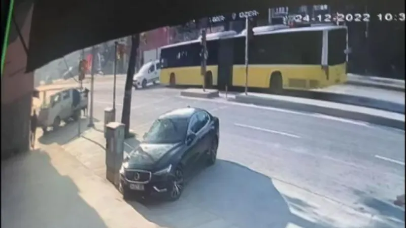 Sultangazi'de İETT otobüsü kazası kamerada