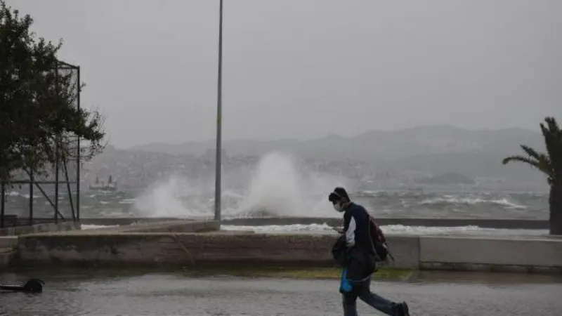 Ege'de Deniz kıyısı  için 'fırtına' uyarısı