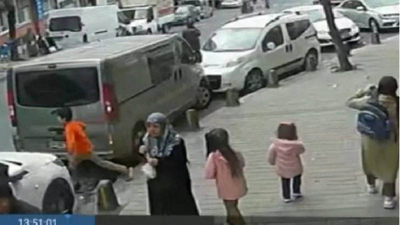 Sultangazi'de aniden yola fırlayan çocuğa otomobil çarptı   