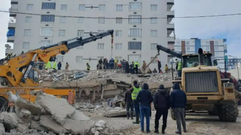 Diyarbakır'daki enkazdan ses veren kadın ve çocukları için kurtarma çalışması