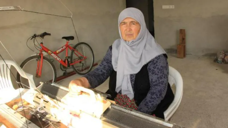 71 yaşında depremzedeler için örgü makinesinin başına geçti