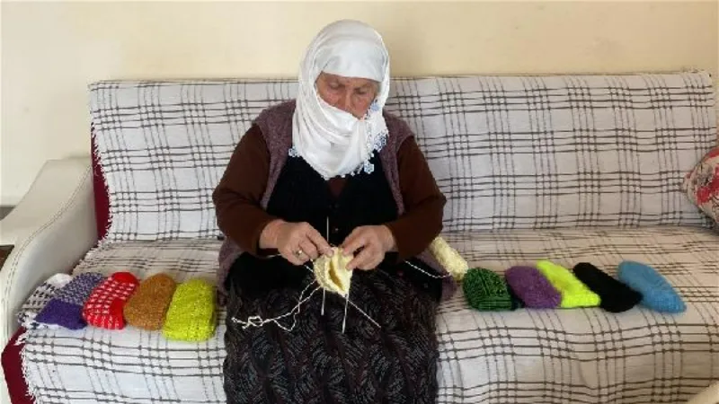 Depremzedelere düvesini bağışlayan 70 yaşındaki kadın, bu kez de dokuduğu çorapları gönderdi
