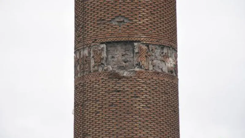 Ulu Camii'nin eğriliğiyle bilinen minaresindeki yüzey dökülmeleri için restorasyon uyarısı