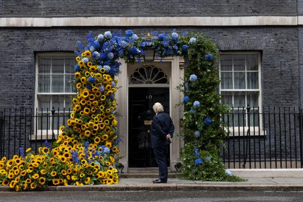 İngiltere başbakanlık konutu Ukrayna bayrağının renkleriyle süslendi