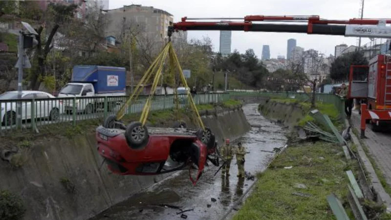 Kağıthane'de otomobil dere yatağına uçtu: 2 yaralı