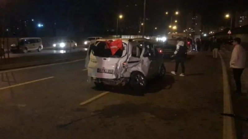 Başakşehir’de iki araç çarpıştı: 3 yaralı